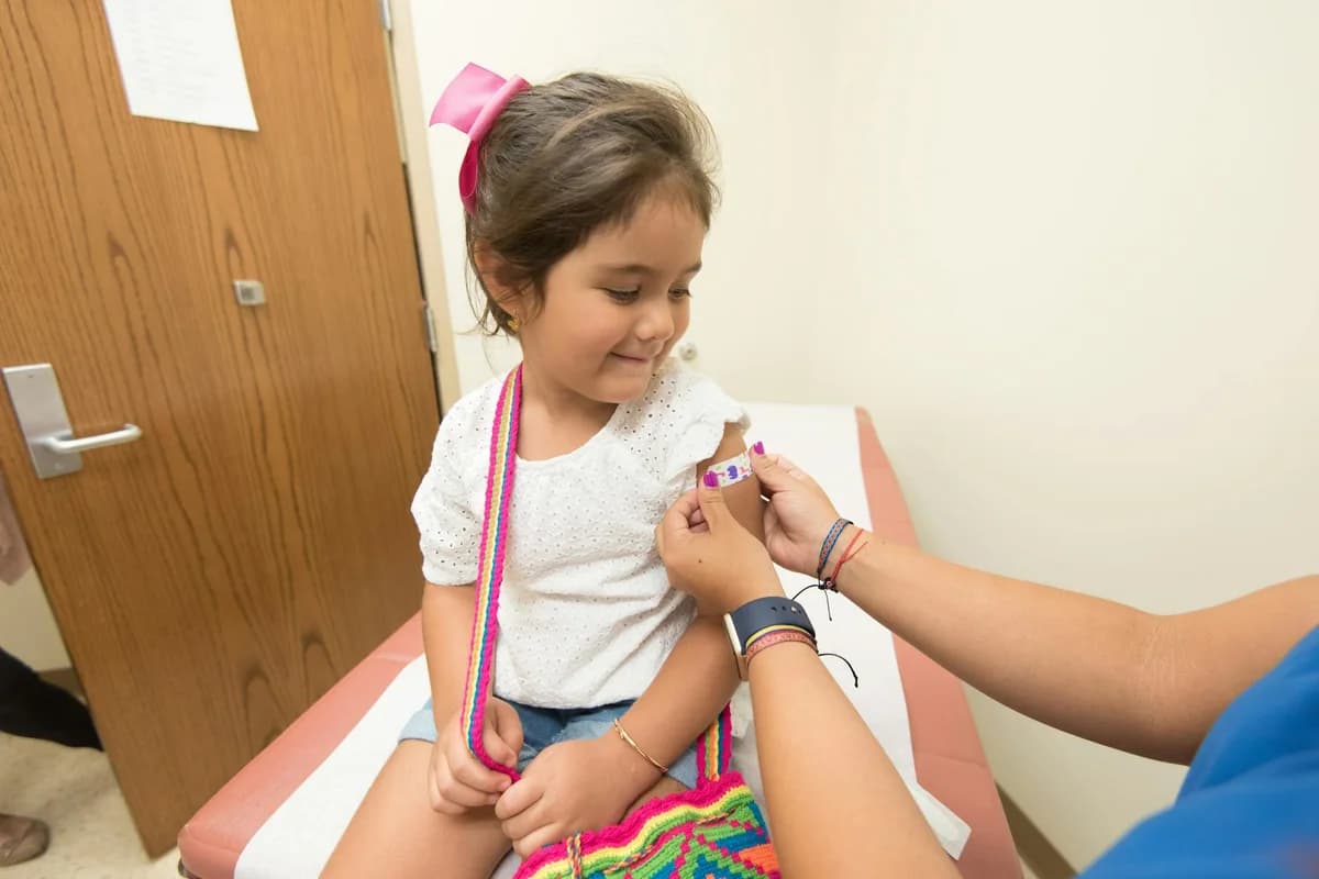 Criança em atendimento pediátrico para acompanhamento do calendário vacinal